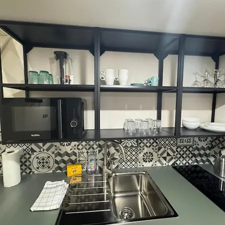 Cosy Air-conditioned Terrace Apartment *