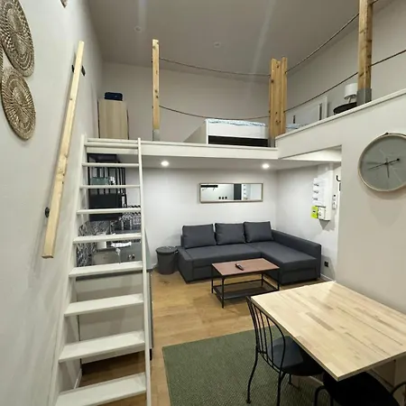 Cosy Air-conditioned Terrace 里昂